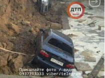 В Киеве из-за дождя машины провалились под асфальт (фото)