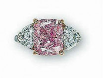Розовый бриллиант весом 5 карат пошел с молотка за рекордные 10 миллионов 800 тысяч долларов
