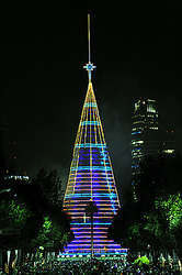 В мехико установили самую большую в мире новогоднюю елку высотой 110 метров