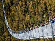 В Швейцарии открылся самый длинный подвесной пешеходный мост в мире (фото)