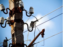 Из-за непогоды в Украине 60 населенных пунктов остаются без электричества 