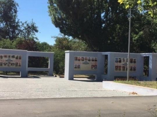 В Херсоне на Аллее героев вандалы закрасили красной краской фотографии бойцов АТО
