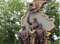 Памятник боевикам в Луганске