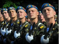 Порошенко и Турчинов поздравили украинских десантников с профессиональным праздником (видео) 