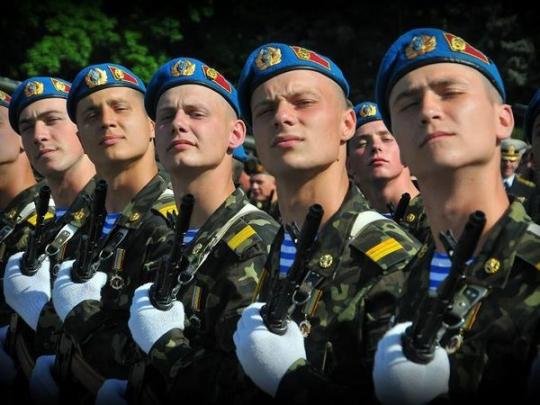 Порошенко и Турчинов поздравили украинских десантников с профессиональным праздником (видео) 