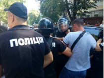 В центре Одессы полицейские применили слезоточивый газ, задержаны 6 человек (фото)