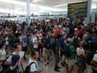 В аэропортах стран шенгенской зоны возникли огромные очереди (видео)