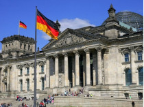 За фото с нацистским приветствием на фоне Рейхстага туристов оштрафовали на 1000 евро