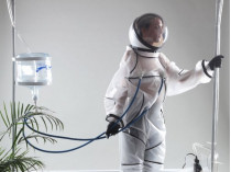Изобретен костюм для принятия ванны в космосе