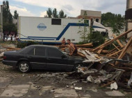 Из-за урагана в южных областях повреждена гостиница и кафе, погиб человек (фото)