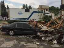 Из-за урагана в южных областях повреждена гостиница и кафе, погиб человек (фото)