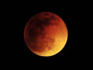 Астроном Анатолий Видьмаченко: «Сегодня в 21.20, в пик затмения, луна будет не черной, а темно-багряной» (дополнено)