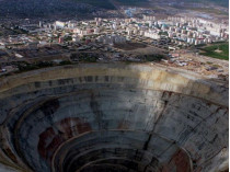 В Якутии водолазы и альпинисты четвертые сутки ищут шахтеров на затопленном грунтовыми водами руднике «Мир» 
