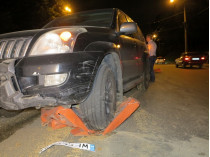 В Киеве пьяный водитель крушил дорожные ограждения и встречные машины (фото)