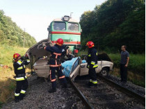 На Прикарпатье на переезде поезд раздавил автомобиль, погибли четверо человек