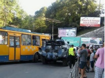 В Тернополе троллейбус врезался в боевую разведывательно-дозорную машину (фото)