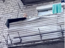 Спасатели сняли с парапета балкона двухлетнюю девочку, убежавшую от спящих родителей (фото)