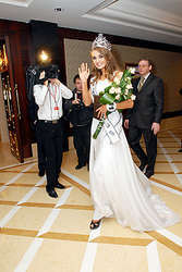«мисс украина вселенная-2010» анна пославская получила в подарок ключи от роскошного автомобиля