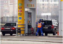 За месяц литр бензина а-95 на украинских заправках подешевел в среднем на 40 копеек