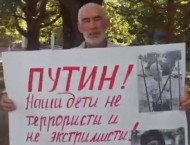 В Крыму вместе с участниками одиночных пикетов задержали правозащитницу, пытавшуюся им помочь