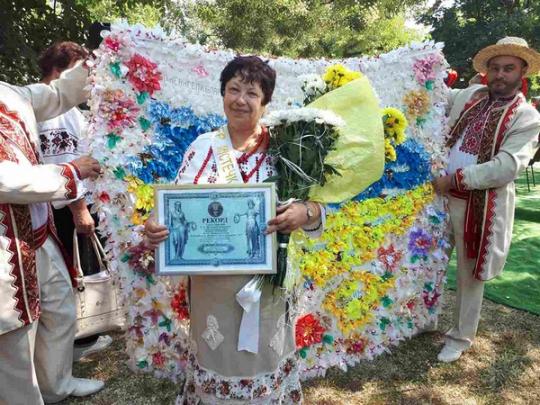 Жительница Одесской области установила рекорд, вышив карту Украины из 1400 ангелочков в стиле куклы-мотанки