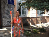 Активистка Femen пришла на допрос в полицию в костюме аборигена и с копьем