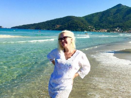 Катя Бужинская проводит отпуск на мраморном пляже в Греции (фото)