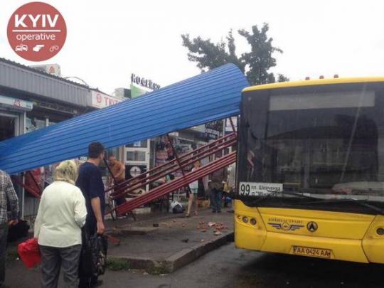 В Киеве водитель автобуса разнес остановку (фото)