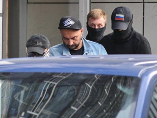Сотрудники СКР ведут задержанного Серебренникова