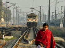 В результате крушения поезда в Индии травмы получили более 80 человек 