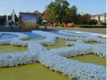 В Ужгороде к празднику создали семиметровый тризуб из хризантем (фото)