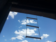 На балконе мэра Николаева, которого подозревают в коррупции, появилась веревочная лестница (фото)