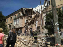 Жителей обрушившегося дома в Киеве отселяют в общежитие (фото, видео)