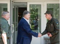Президент наградил медалью офицера, помогавшего пострадавшим от взрыва в центре Киева