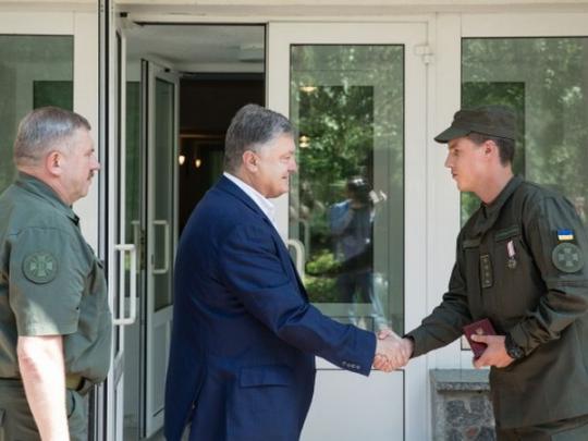 Президент наградил медалью офицера, помогавшего пострадавшим от взрыва в центре Киева