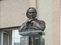 Памятник Ступке