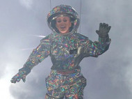 Кэти Перри летала в скафандре на церемонии вручения премии MTV (дополнено, фото, видео)