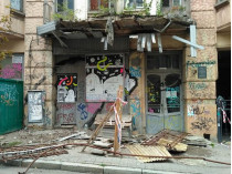 В историческом центре Киева обвалился балкон жилого дома (фото, видео)