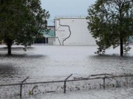 На затопленном в Техасе химзаводе прогремели два взрыва 
