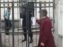 Священник у заблокированной церкви