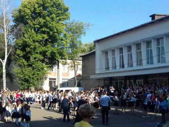 В Черновцах на праздничной линейке ребенок не дослушал чиновника и потерял сознание