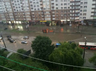 В Ивано-Франковске из-за дождя тонут легковые автомобили (фото)