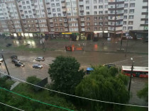 В Ивано-Франковске из-за дождя тонут легковые автомобили (фото)
