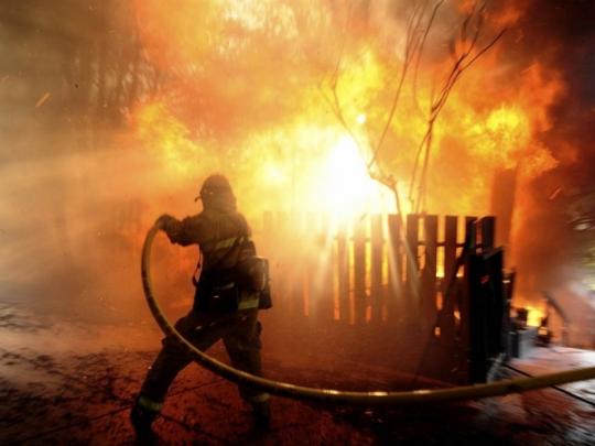 Пожар в Дарницком районе Киева: к тушению привлекли 11 единиц специальной техники