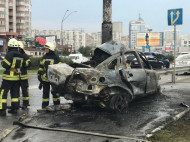 В Киеве тяжело травмированный водитель чудом выбрался из горящего авто (обновлено, фото, видео)