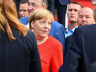 Меркель забросали помидорами на предвыборном митинге