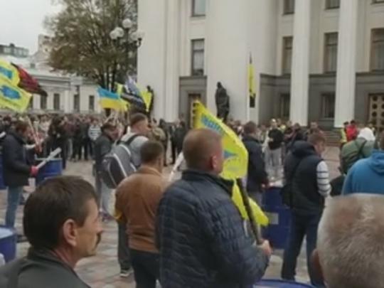 Под Верховной Радой митингуют владельцы автомобилей на еврономерах (фото, видео)