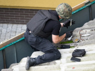 В Ивано-Франковске неизвестные прикрепили гранату на фасаде центра польской культуры (фото)