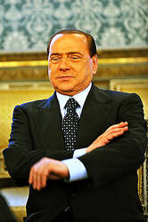 Вчера итальянский премьер-министр сильвио берлускони, которому в воскресенье сломали нос и выбили два зуба, выписался из больницы