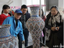 Китайский пенсионер создает вазы из&#133; игральных карт (фото)
